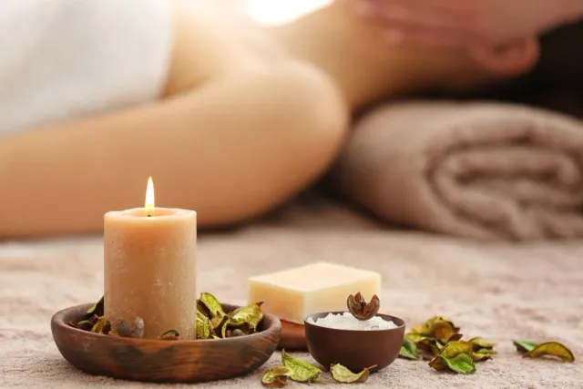 Masaż świecą aromatyczną – naturalna świeca sojowa przygotowana do zabiegu w Beauty Essence