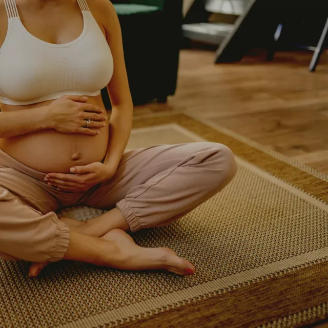 Kobieta w ciąży w trakcie relaksu przed masażem prenatalnym w Beauty Essence