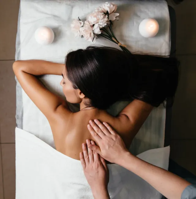 Rytuał Jedwab – masaż pleców wykonywany dłońmi w spokojnej atmosferze w Beauty Essence
