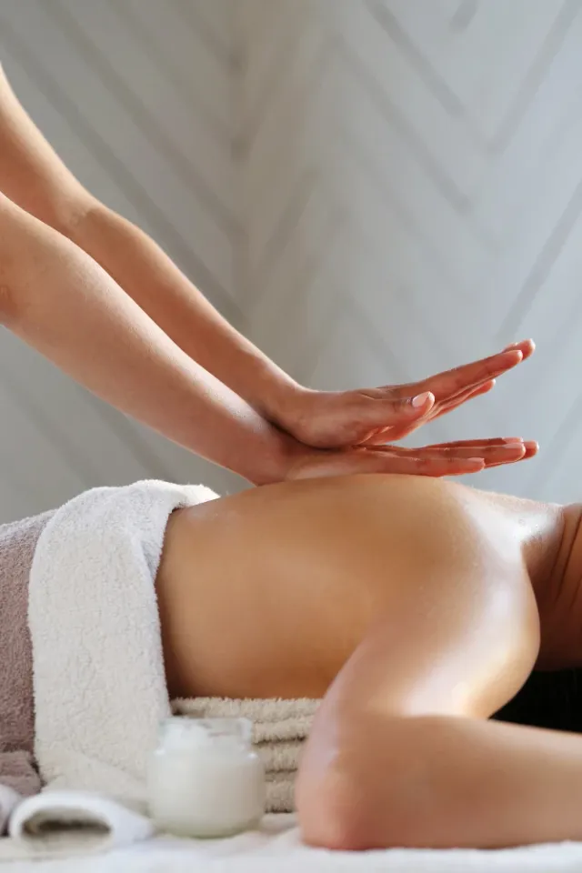 Masaż sportowo-leczniczy – intensywna praca z napiętymi partiami mięśni w Beauty Essence